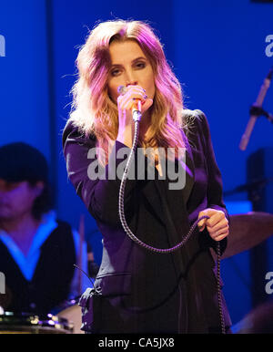 Le 11 juin 2012 - Philadelphie, Pennsylvanie, États-Unis - Lisa Marie Presley, l'exécution au World Café en direct sur la première nuit de sa ''Storm et la grâce'' Tour. Cela fait plus de cinq ans que Lisa Marie Presley a été en tournée. (Crédit Image : © Ricky Fitchett/ZUMAPRESS.com) Banque D'Images