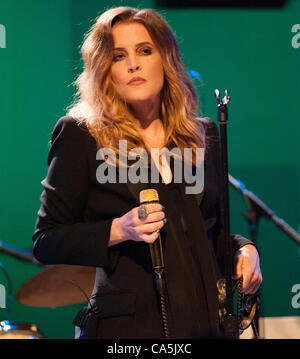 Le 11 juin 2012 - Philadelphie, Pennsylvanie, États-Unis - Lisa Marie Presley, l'exécution au World Café en direct sur la première nuit de sa ''Storm et la grâce'' Tour. Cela fait plus de cinq ans que Lisa Marie Presley a été en tournée. (Crédit Image : © Ricky Fitchett/ZUMAPRESS.com) Banque D'Images