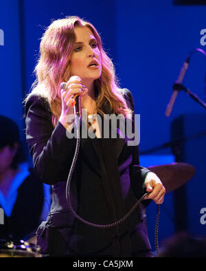 Le 11 juin 2012 - Philadelphie, Pennsylvanie, États-Unis - Lisa Marie Presley, l'exécution au World Café en direct sur la première nuit de sa ''Storm et la grâce'' Tour. Cela fait plus de cinq ans que Lisa Marie Presley a été en tournée. (Crédit Image : © Ricky Fitchett/ZUMAPRESS.com) Banque D'Images