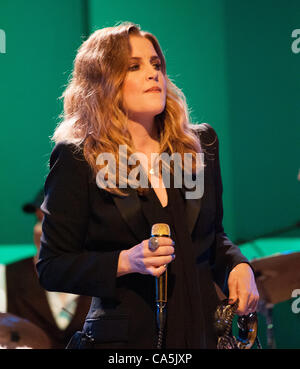 Le 11 juin 2012 - Philadelphie, Pennsylvanie, États-Unis - Lisa Marie Presley, l'exécution au World Café en direct sur la première nuit de sa ''Storm et la grâce'' Tour. Cela fait plus de cinq ans que Lisa Marie Presley a été en tournée. (Crédit Image : © Ricky Fitchett/ZUMAPRESS.com) Banque D'Images