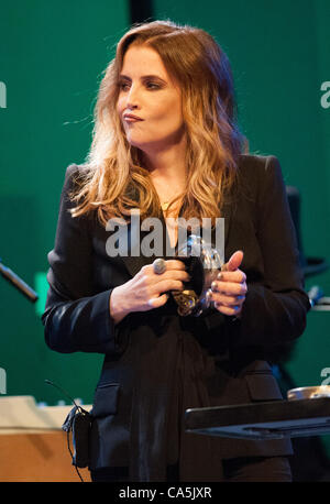 Le 11 juin 2012 - Philadelphie, Pennsylvanie, États-Unis - Lisa Marie Presley, l'exécution au World Café en direct sur la première nuit de sa ''Storm et la grâce'' Tour. Cela fait plus de cinq ans que Lisa Marie Presley a été en tournée. (Crédit Image : © Ricky Fitchett/ZUMAPRESS.com) Banque D'Images