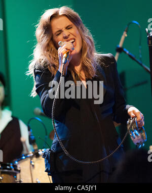 Le 11 juin 2012 - Philadelphie, Pennsylvanie, États-Unis - Lisa Marie Presley, l'exécution au World Café en direct sur la première nuit de sa ''Storm et la grâce'' Tour. Cela fait plus de cinq ans que Lisa Marie Presley a été en tournée. (Crédit Image : © Ricky Fitchett/ZUMAPRESS.com) Banque D'Images