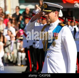 Gibraltar. 12 Juin, 2012. Le défilé qui a eu lieu dans le centre-ville de Gibraltar (Casemates Square) Le Royal Gibraltar Regiment Band a joué l'hymne national et ont été accompagnées par la Gibraltar Regiment soldats la RAF et la marine. Des milliers bordée la place pour accueillir les visiteurs royaux. Banque D'Images