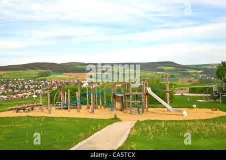 Aire de jeux à l'extérieur, sur fond de paysage rural Banque D'Images