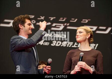 Juin 13th, 2012 : Tokyo, Japon - une vie réelle couple Andrew Garfield et Emma Stone apparaissent lors de la première mondiale de "The Amazing Spider-Man" par Mark Webb s'est tenue à la complexe Roppongi Hills futuriste au centre-ville de Tokyo, au Japon. Banque D'Images