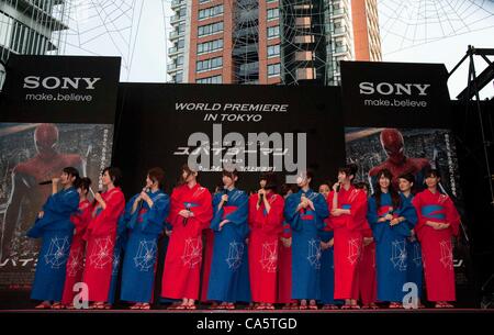 Juin 13th, 2012 : Tokyo, Japan - Japanese idol group nogizaka46 s'affiche lors de la première mondiale de "The Amazing Spider-Man" par Mark Webb s'est tenue à la complexe Roppongi Hills futuriste au centre-ville de Tokyo, au Japon. C'est le premier d'une nouvelle série de films Spider-Man le et sera diffusé le 30 juin Banque D'Images