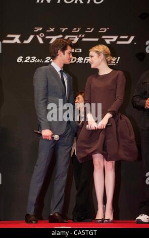 Juin 13th, 2012 : Tokyo, Japon - Andrew Garfield et Emma Stone apparaissent lors de la première mondiale de "The Amazing Spider-Man" par Mark Webb s'est tenue à la complexe Roppongi Hills futuriste au centre-ville de Tokyo, au Japon. Banque D'Images