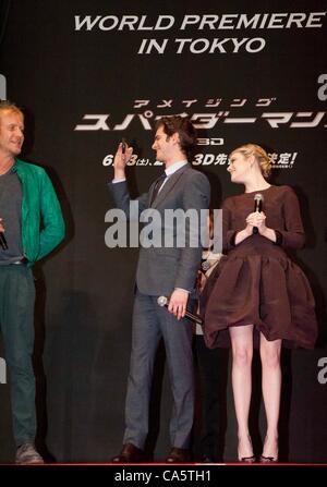 Juin 13th, 2012 : Tokyo, Japon - Rhys Ifans et une vie réelle couple Andrew Garfield et Emma Stone apparaissent lors de la première mondiale de "The Amazing Spider-Man" par Mark Webb s'est tenue à la complexe Roppongi Hills futuriste au centre-ville de Tokyo, au Japon. C'est le premier d'une nouvelle série de films Spider-Man le Banque D'Images