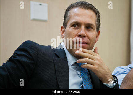 Ministre de la protection de l'environnement Gilad Erdan, tout en visitant l'usine de dessalement d'Ashkelon : "l'eau devrait être un pont pour la paix, pas une excuse pour la guerre. L'eau doit être prise hors du conflit. Elle est existentielle et une nécessité humanitaire". Ashkelon, Israël. 13-juin-2012. Banque D'Images