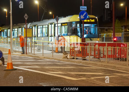 Mercredi 13 juin 2012. Dans les premières heures du matin, un arrêt de tramway Metrolink Manchester fait la toute première course d'essai à Droylsden, Tameside, UK, sur la rue de la ligne East Manchester. La ligne est en raison d'ouvrir au trafic passager plus tard cette année. Banque D'Images