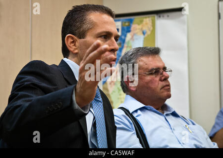 Ministre de la protection de l'environnement Gilad Erdan, tout en visitant l'usine de dessalement d'Ashkelon : "l'eau devrait être un pont pour la paix, pas une excuse pour la guerre. L'eau doit être prise hors du conflit. Elle est existentielle et une nécessité humanitaire". Ashkelon, Israël. 13-juin-2012. Banque D'Images