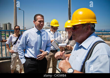 Abraham Tene (R), Président du dessalement de l'Administration et Chef de la Division de dessalement de l'eau d'Israël, l'Autorité de protection de l'environnement Ministre des hôtes Gilad Erdan (L) d'une visite guidée de l'usine de dessalement d'Ashkelon. Ashkelon, Israël. 13-juin-2012. Banque D'Images