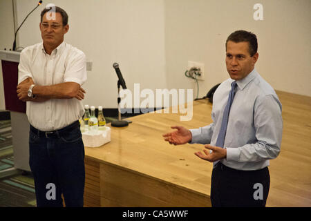 Yuval Sela (L), Ingénieur en chef, usine de traitement des eaux usées de la région de Dan, également surnommé "Shafdan" ou "Igudan", les hôtes sur la protection de l'environnement Ministre Gilad Erdan (R) pour une visite d'installations qui recycle les eaux usées en eau agricole. Rishon LeZion, Israël. 13-juin-2012. L'avant du Rio  +20 United N Banque D'Images