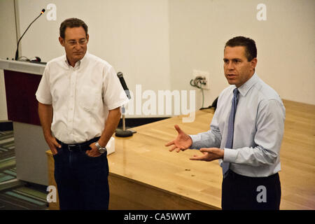 Yuval Sela (L), Ingénieur en chef, usine de traitement des eaux usées de la région de Dan, également surnommé "Shafdan" ou "Igudan", les hôtes sur la protection de l'environnement Ministre Gilad Erdan (R) pour une visite d'installations qui recycle les eaux usées en eau agricole. Rishon LeZion, Israël. 13-juin-2012. L'avant du Rio  +20 United N Banque D'Images