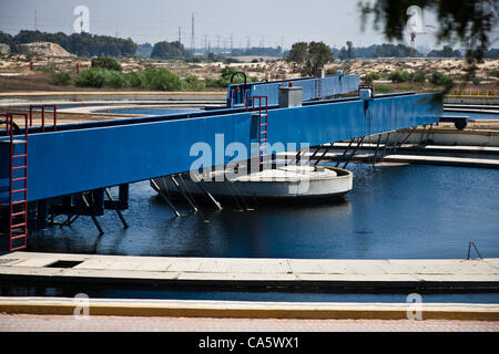 L'usine de traitement des eaux usées de la région de Dan traite les eaux usées de 2,5 millions de résidents de la région de Dan. Avec la technologie de pointe et des processus biologiques naturels il purifie les eaux usées, de la convertir en eau de qualité acceptable pour l'utilisation agricole. Rishon LeZion, Israël. 13-juin-2012. L'avant du Rio  +20 Banque D'Images