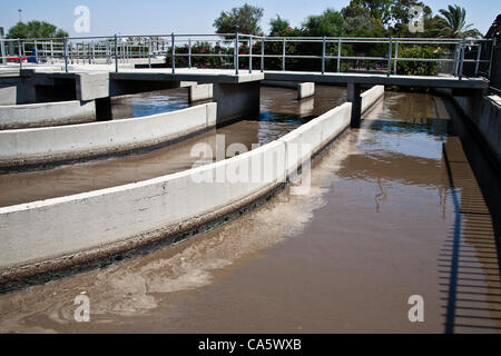 Il y a quatre réacteurs biologiques à l'usine de traitement des eaux usées de la région de Dan, chacun avec un volume de 55 000 mètres cubes. Entre dans le traitement des eaux usées ainsi que des réacteurs de bactéries qui digèrent les matières recyclées et carbone d'éléments nutritifs. Rishon LeZion, Israël. 13-juin-2012. L'avant de l'Organisation des Nations Unies Rio  +20 C Banque D'Images