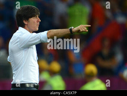 13.06.2012. Kharkiv, Ukraine. L'entraîneur-chef de l'Allemagne Joachim Loew envoie dans des directions opposées pendant l'UEFA EURO 2012 groupe B match de football des Pays-Bas contre l'Allemagne au stade Metalist Kharkiv, en Ukraine, le 13 juin 2012. Banque D'Images