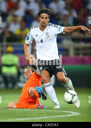 JORIS MATHIJSEN & SAMI KHEDIRA HOLLANDE/ALLEMAGNE EURO 2012 STADE METALIST KHARKIV UKRAINE Ukraine 13 juin 2012 Banque D'Images