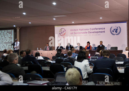 Une multinationale siègera au cours d'une des 3e réunions du Comité préparatoire. Conférence des Nations Unies sur le développement durable (Rio +20), Rio de Janeiro, Brésil, le 13 juin 2012. Photo © Sue Cunningham. Banque D'Images