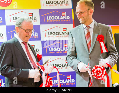 14 juin 2012, Tokyo, Japon - propriétaire du groupe Lego Kjeld Kirk Kristiansen (à gauche) et chef de groupe Lego Jogen Vig Knudstorp (à droite) assistent à la cérémonie d'inauguration pour le LEGOLAND Discovery Center à Tokyo. Le LEGOLAND Discovery Centre contient plus de 3 millions de briques LEGO et dispose d'ec iconique Banque D'Images