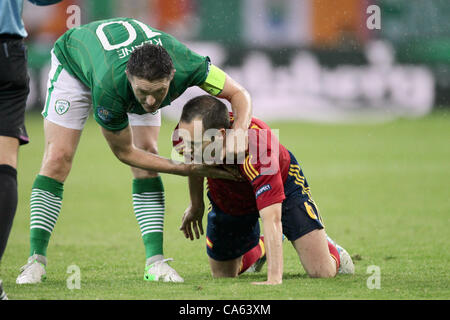 14.06.2012, Gdansk, Pologne. L'Irlande Robbie Keane (L) se penche sur l'Espagne, Andres Iniesta (R)pendant l'UEFA EURO 2012 groupe C match de football l'Espagne contre la République d'Irlande à Arena Gdansk à Gdansk, Pologne, 14 juin 2012. Banque D'Images