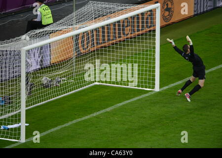 14.06.2012, Gdansk, Pologne. Gardien de l'Irlande est donné Shay battu par la foudre de Torres pour le 0-1 but pendant l'UEFA EURO 2012 groupe C match de football l'Espagne contre la République d'Irlande à Arena Gdansk à Gdansk, Pologne, 14 juin 2012. Banque D'Images