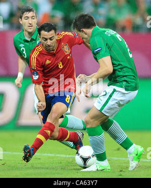 14.06.2012, Gdansk, Pologne. L'Espagne Xavi Hernandes (C)Les défis pour la balle avec l'Irlande Stephen Ward (L)et Sean St Ledger pendant l'UEFA EURO 2012 groupe C match de football l'Espagne contre la République d'Irlande à Arena Gdansk à Gdansk, Pologne, 14 juin 2012. Banque D'Images