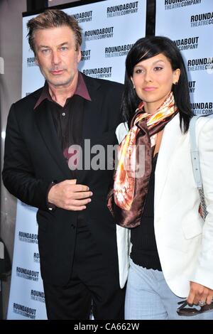Alec Baldwin, Hilaria Thomas aux arrivées pour HARVEY Opening Night on Broadway, rond-point Theatre Company's Studio 54, New York, NY 14 juin 2012. Photo par : Gregorio T. Binuya/Everett Collection Banque D'Images