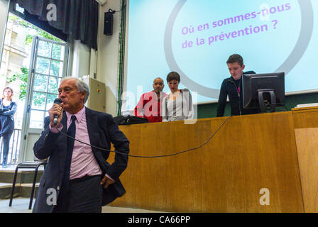 Act Up-Paris, Réunion publique sur la PrEP IPERGAY prophylaxie pré-exposition prévention du SIDA, Paris, France, Docteur Jean-François Delfraissy (A.N.R.S.) scientifique, conférencier public donnant la parole Conférence de présentation scientifique Réunion sur la PrEP, essais cliniques, homme donnant la projection d'écran de présentation, médecin avec la prévention du SIDA Banque D'Images