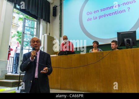 Act Up-Paris, réunion publique sur la PrEP IPERGAY 'prophylaxie pré-exposition' vih SIDA recherche, Paris, France, essais de recherche clinique, présentation scientifique, français Docteur Delfraissy, rencontre diapositives Docteur avec prévention du SIDA, rencontres communautaires Banque D'Images