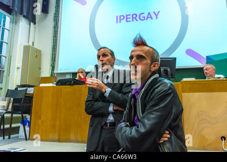 Act Up-Paris, Réunion publique sur Preps/IPERGAY prophylaxie pré-exposition prévention du SIDA, Paris, France, Dr Jean-Michel Molina Infectologue, diapositives de présentation, discussion hommes parlant, réunions communautaires Banque D'Images