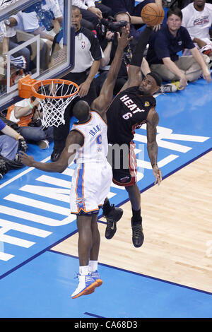 14.06.2012. New York, USA. Miami Heat petit ailier LeBron James (6) vaut pour le dunk sur Oklahoma City Thunder power Serge Ibaka vers l'avant (9) au cours de la chaleur de Miami 100-96 victoire sur l'Oklahoma City Thunder, dans le jeu 2 de la NBA Finals 2012, au Chesapeake Energy Arena, Oklahoma City, Oklah Banque D'Images