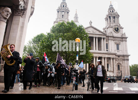 Londres, Royaume-Uni - 15 juin 2012 : Des manifestants face à la Cathédrale St Paul à l'occasion du carnaval de la saleté. Plus de 30 groupes d'activistes, de Londres et du monde entier se sont réunis pour mettre en surbrillance le présumé des actes illicites des sociétés d'exploitation minière et d'extraction. Banque D'Images