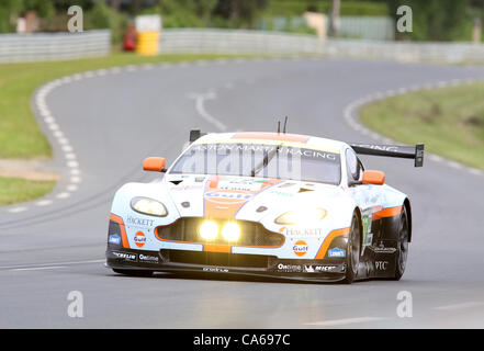 14.06.2012. Le Mans, France. La catégorie LM GTE Pro Astin Martin Vantage V8 d'Aston Martin Racing avec les pilotes Stefan MueCKE, Darren Turner et Adrian Fernandez en action au cours de la qualification pour les 80ème 24 Heures du Mans sur le circuit de la Sarthe au Mans, France 14 juin 2012. Banque D'Images