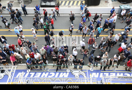 14.06.2012. Le Mans, France. Les gens sont en visite dans la voie des stands à la course journée libre à la 80e 24 Heures du Mans sur le circuit de la Sarthe au Mans, France, 15 juin 2012. Banque D'Images