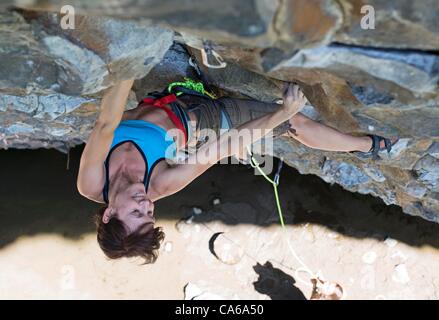 3 mars 2012 - Spokane, Washington, USA - Tana Bachman rock monte à l'escalade de Deep Creek près de Spokane, Washington. (Crédit Image : © Jed Conklin/ZUMAPRESS.com) Banque D'Images