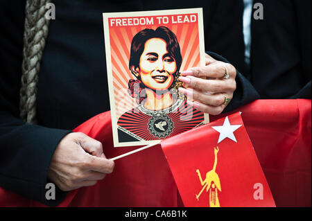 15 juin 2012 - Oslo, Norvège : un fan de Aung San Suu Kyi est titulaire d'une affiche disant liberté de conduire dans l'attente d'Aung San Suu Kyi pour arriver à Oslo en dehors de Grand Hôtel. Banque D'Images