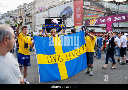 KIEV, UKRAINE - le 15 juin : La Suède fans dans la fan zone à Kiev watch l'UEFA EURO 2012 Groupe d match entre l'Ukraine et la France / photo par Oleksandr Rupeta Banque D'Images