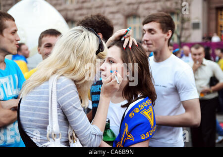 KIEV, UKRAINE - 15 juin : Ukrainian fans dans la fan zone à Kiev watch l'UEFA EURO 2012 Groupe d match entre l'Ukraine et la France / photo par Oleksandr Rupeta Banque D'Images