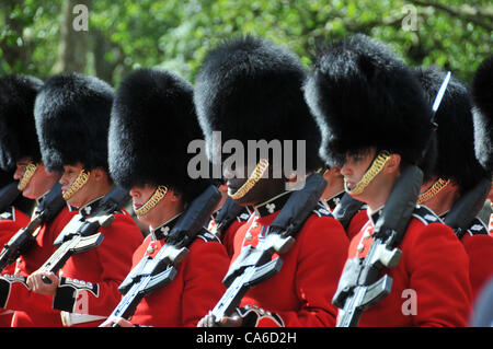 Le Mall, Londres, Royaume-Uni. 16 juin 2012. Les gardes mars Mall à Horse Guards Parade pour la parade la couleur pour célébrer l'anniversaire de la Reine. Banque D'Images