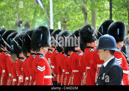 Le Mall, Londres, Royaume-Uni. 16 juin 2012. Les gardes mars Mall à Horse Guards Parade pour la parade la couleur pour célébrer l'anniversaire de la Reine. Banque D'Images