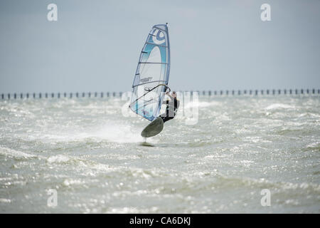 16 juin 2012, à Shoeburyness, Essex, Royaume-Uni. Les vents sont de retour mais cette fois avec le soleil. Cela fait ressortir un certain nombre de planches pour tirer le meilleur parti de la lumineuse et venteux. Banque D'Images