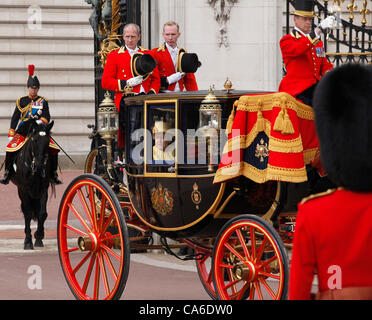 La reine Elizabeth II et le Prince Philip congé dans l'entraîneur de royal de Buckingham Palace à la parade de la cérémonie des couleurs Juin 2012 Banque D'Images