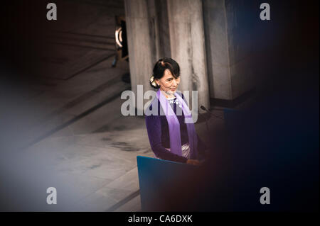 16 juin 2012 - Oslo, Norvège : le prix Nobel de la paix, Aung San Suu Kyi tient son discours à l'Hôtel de Ville d'Oslo, 21 ans après avoir reçu le prix. Le discours est une partie du grand programme en Norvège d'une durée de quatre jours. Banque D'Images