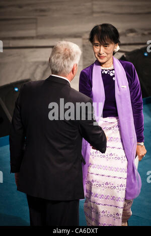 16 juin 2012 - Oslo, Norvège : le prix Nobel de la paix, Aung San Suu Kyi, serre la main avec Thorbjørn Jagland avant qu'elle détient son discours à l'Hôtel de Ville d'Oslo, 21 ans après avoir reçu le prix. Le discours est une partie du grand programme en Norvège d'une durée de quatre jours. Banque D'Images