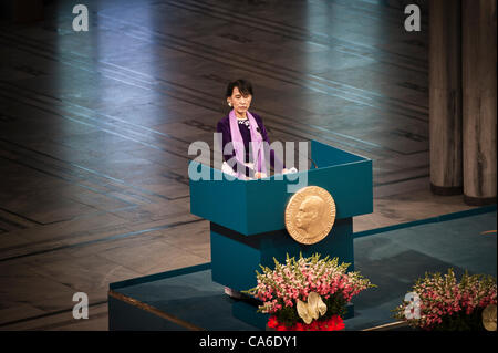 16 juin 2012 - Oslo, Norvège : le prix Nobel de la paix, Aung San Suu Kyi tient son discours à l'Hôtel de Ville d'Oslo, 21 ans après avoir reçu le prix. Le discours est une partie du grand programme en Norvège d'une durée de quatre jours. Banque D'Images