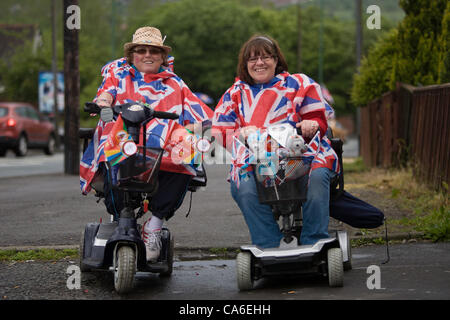 Sharon Kane (L) de Consett et Leigh Gaddes (R) de Stanley au relais de la flamme olympique de 2012 en passant par le bosquet, Consett, le 16 juin. Banque D'Images