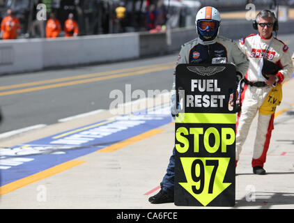 16.06.2012. Le Mans, France, Circuit de la Sarthe. Un mécanicien de Aston Martin Racing attend la fin de la catégorie LM GTE Pro Astin Martin Vantage V8 avec les pilotes Stefan Muecke, Darren Turner et Adrian Fernandez de venir pendant le 80e 24 Heures du Mans sur le circuit de la Sarthe au Mans, Franc Banque D'Images