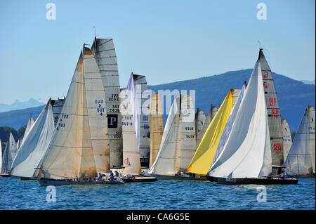 La ligne de départ du Bol d'annuelles ou de course à voile sur le lac de Genève (Lac Léman), quelques secondes après le départ, avec yachts de partir. La course couvre, à 60 km d'un bout du lac à l'autre. Alpes en arrière-plan. Banque D'Images