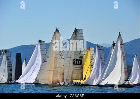 La ligne de départ du Bol d'annuelles ou de course à voile sur le lac de Genève (Lac Léman), quelques secondes après le départ, avec yachts de partir. La course couvre, à 60 km d'un bout du lac à l'autre. Alpes en arrière-plan. Banque D'Images